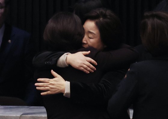 비례의원직을 사퇴한 이은주 정의당 의원이 25일 오후 서울 여의도 국회에서 열린 제412회 국회(임시회) 제1차 본회의장을 나서며 심상정 의원과 포옹하고 있다. 뉴스1