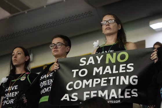리아 토머스가 여자 대회에서 우승을 차지한 지난 2022년 3월 트랜스젠더의 출전에 반대하는 목소리도 높아졌다. AP=연합뉴스