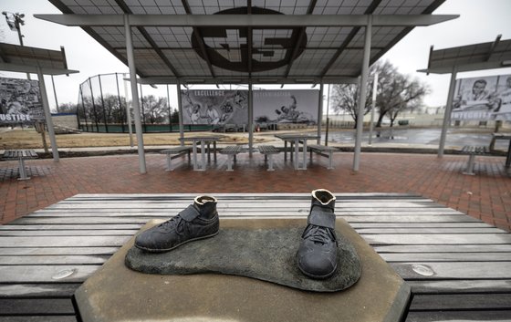 미국의 전설적 야구 선수 재키 로빈슨의 동상이 25일 캔자스주 위치타에서 사라졌다. 신발 부분만 덩그러니 남았다. AP=연합뉴스