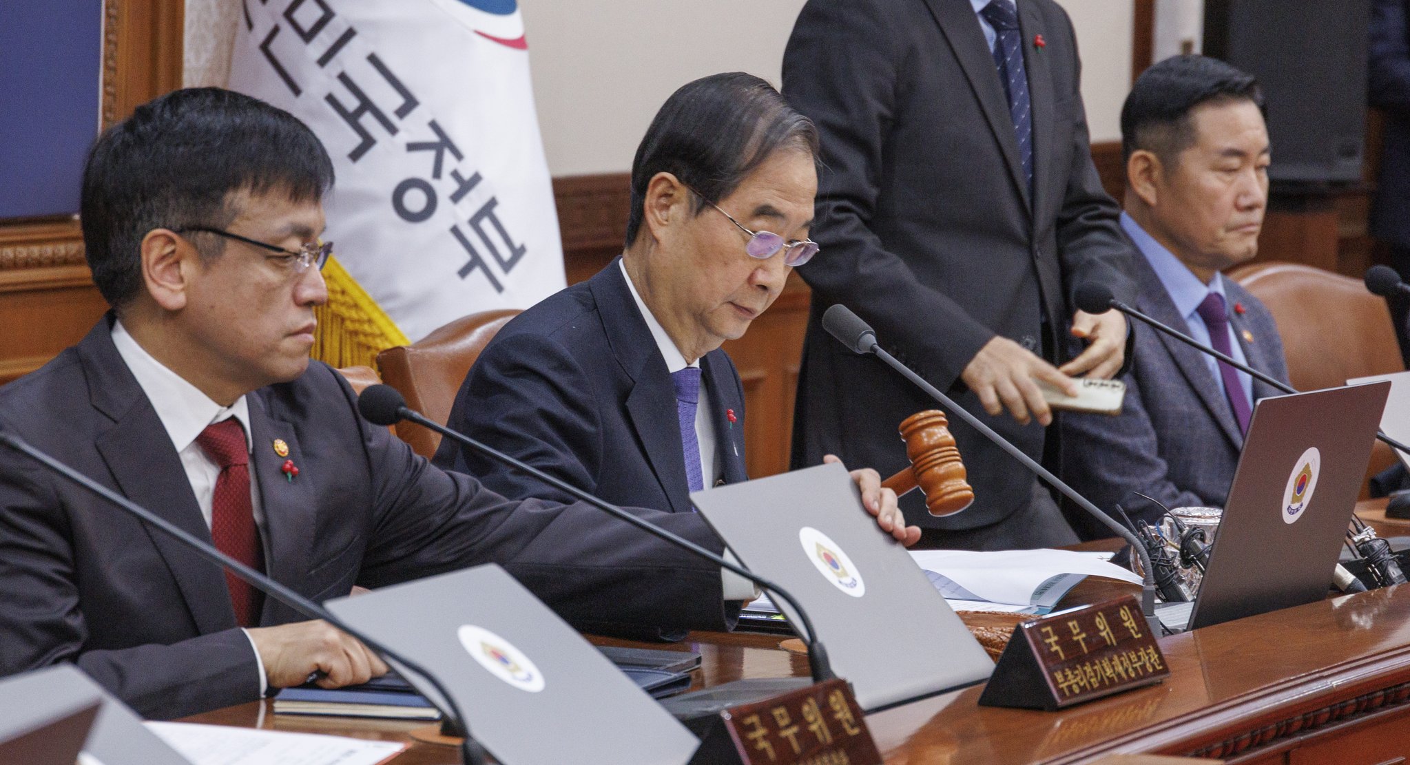 한덕수 국무총리가 지난 5일 서울 종로구 정부서울청사에서 열린 임시국무회의에 참석해 의사봉을 두드려 회의 시작을 알리고 있다. 연합뉴스