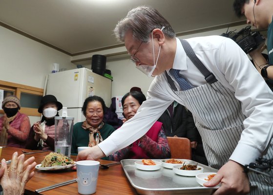 이재명 더불어민주당 대표가 지난달 21일 서울 영등포구의 한 경로당에서 어르신들에게 점심 반찬을 내고 있다. 국회사진기자단