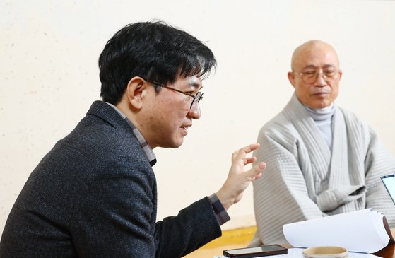 오영신 법무법인 여의 대표변호사(왼쪽). 오른쪽은 주지 덕오스님. 김현동 기자