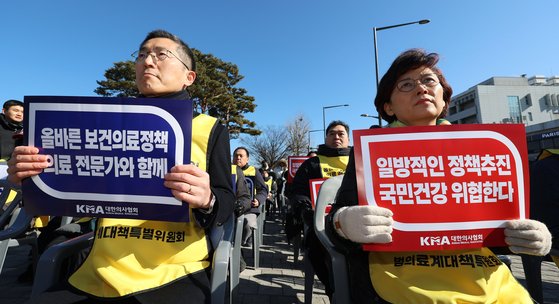 이필수 범의료계대책특별위원회 위원장(의협회장, 왼쪽)과 참석자들이 지난 25일 용산 대통령실 앞에서 정부의 의대 증원 추진을 규탄하는 집회를 열고 있다. 연합뉴스