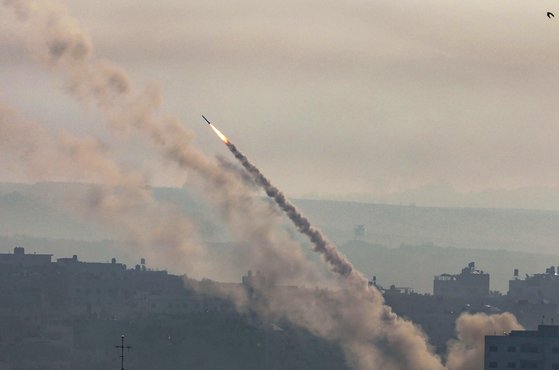 하마스 군사 조직인 알카삼 여단이 지난해 10월 7일 가자지구 북부의 가자시티에서 이스라엘 영토를 향해 로켓을 발사하고 있다. EPA=연합뉴스