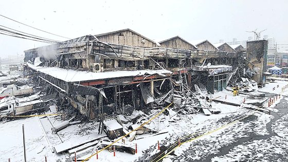지난달 발생한 화재로 2층 건물이 모두 잿더미로 변한 충남 서천군 특화시장의 모습. 신진호 기자