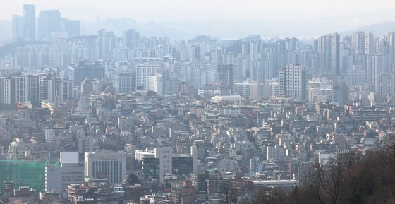 서울 시내 아파트와 주택 밀집 지역 전경. 연합뉴스