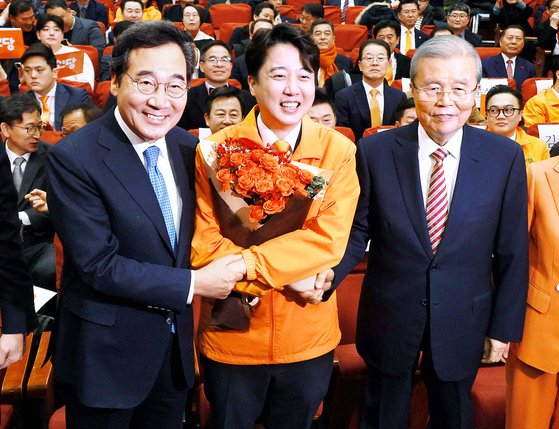 개혁신당 이준석 대표가 20일 오후 서울 국회 의원회관에서 열린 개혁신당 중앙당 창당대회에서 이낙연 새로운미래 인재영입위원장, 김종인 전 국민의힘 비상대책위원장과 악수하고 있다. 연합뉴스