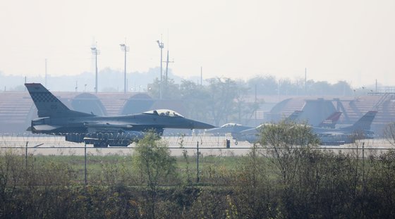 지난해 10월 경기도 평택 주한미군 오산공군기지에 서 있는 F-16 전투기. 뉴스1