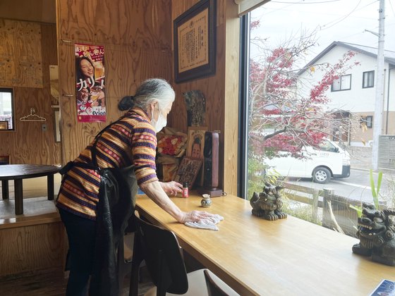지난 15일 일본 아이치현 오카자키시 주택가에 있는 '주문 틀리는 식당'인 '지바루식당'에서 치매를 앓고 있는 이노우에 할머니가 식탁을 정리하고 있다. 아이치현=김현예 특파원.