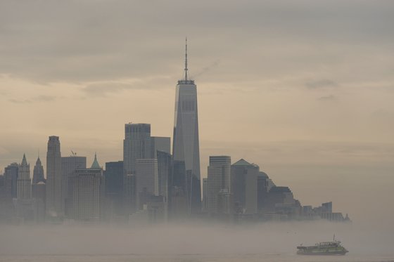 뉴저지에서 바라본 맨해튼의 모습. 허드슨강에 안개가 자욱히 피고 있다. AP=연합뉴스