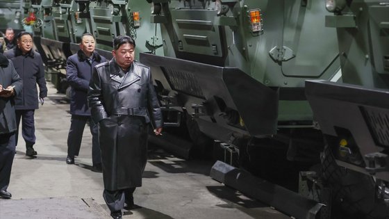 김정은 북한 국무위원장이 지난 8~9일 중요군수공장들을 현지지도했다고 조선중앙TV가 10일 보도했다. 연합뉴수