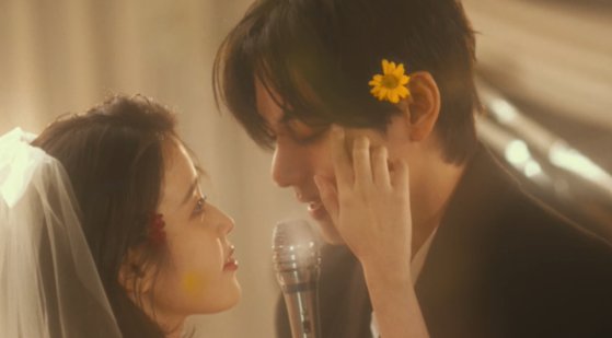 가수 아이유의 'Love wins all' 뮤직비디오의 한 장면. 사진 아이유 공식 유튜브 캡처