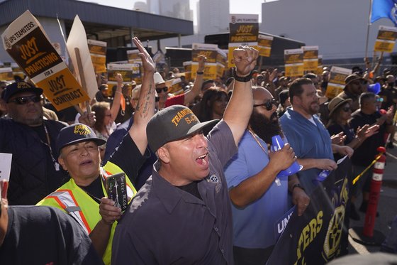 '경기동향계'로 불리는 물류업체 UPS가 관리직 직원을 중심으로 1만2000명을 감원하겠다고 30일 밝혔다. 사진은 2023년 7월 19일 UPS 직원들이 LA에서 집회를 연 모습. UPS는 7월 25일 노조와 계약 합의에 도달해 파업을 피했다. AP=연합뉴스
