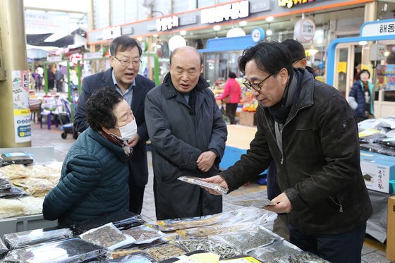 KTL 김세종 원장이 전통시장에서 물품을 구매하고 있다.