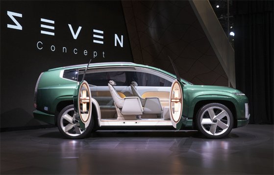 지난 2021년 미국 LA 오토쇼에서 현대자동차 대형 전기 스포츠유틸리티차량 '아이오닉7'의 콘셉트카 '세븐'이 전시돼 있다. 현대차는 올해 상반기 아이오닉 7을 국내 시장에 출시할 예정이다. 사진 현대차