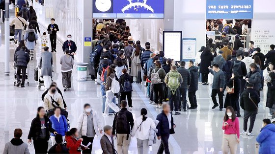 지난달 28일 인천국제공항 출국장이 연말을 해외에서 보내려는 출국 인파로 붐비고 있다. 뉴스1