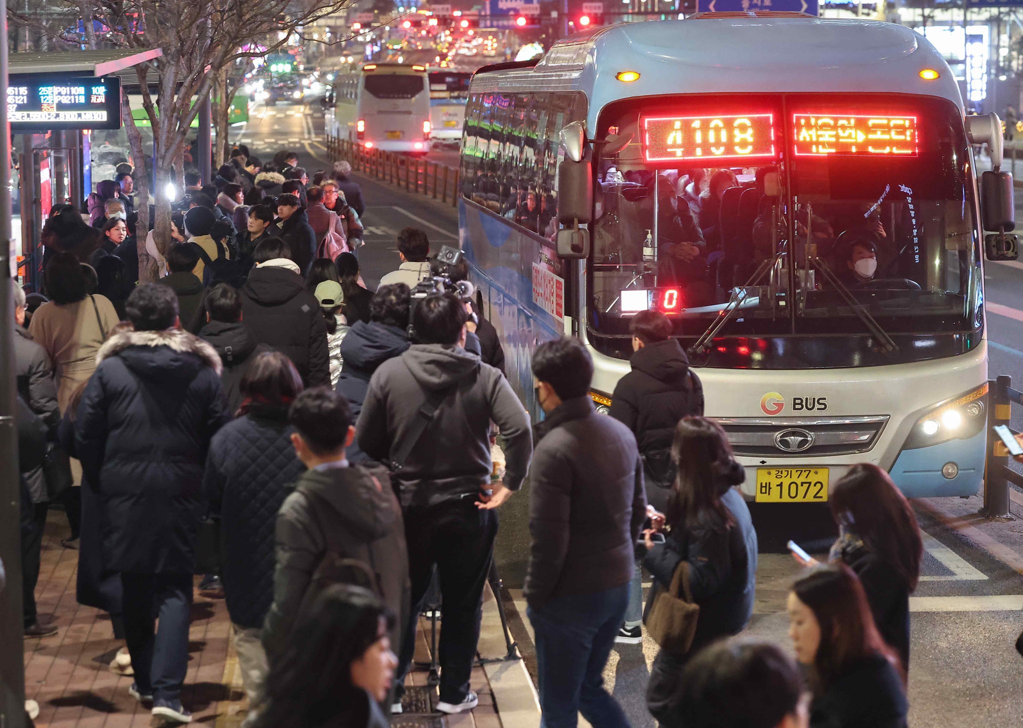 서울백병원 광역버스 정류소가 퇴근버스를 기다리는 시민들로 붐비고 있다. 연합뉴스