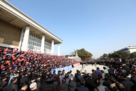 1월 31일 중소기업중앙회 추산 3500여 명의 중소기업인들이 50인 미만 사업장에 대한 중대재해처벌법 추가 유예를 촉구하기 위해 국회에서 기자회견을 열었다. 사진 중소기업중앙회