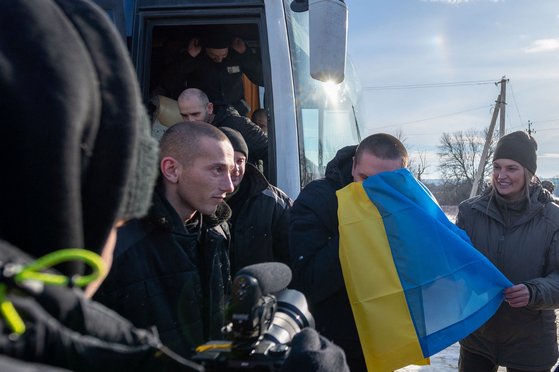  31일(현지시간) 우크라이나의 한 장소에서 러시아와 우크라이나 양국의 포로 교환이 이뤄지고 있다. 로이터=연합뉴스