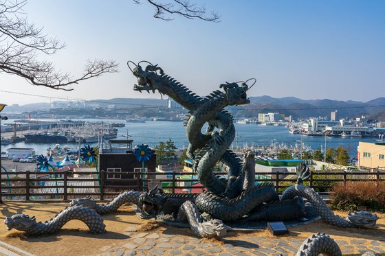 포항 구룡포. 항구와 포항 앞바다를 굽어보는 언덕에 용의 전설이 깃든 조형물이 설치돼 있다. 백종현 기자