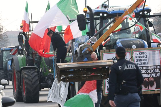 이탈리아 농민들이 지난달 31일 이탈리아 북부 브레시아의 고속도로에서 트랙터에 이탈리아 국기를 달고 시위를 벌였다. EPA=연합뉴스