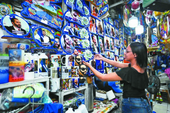 30일(현지시간) 엘살바도르의 한 상점에서 부켈레 대통령의 모습이 그려진 기념품들이 판매되고 있다. AFP=연합뉴스 
