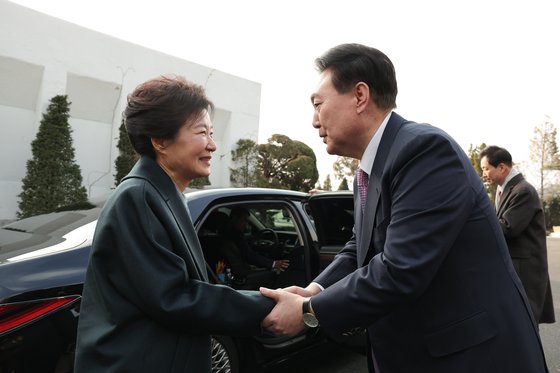 지난해 12월 29일 윤석열 대통령이 서울 용산구 한남동 대통령 관저에서 박근혜 전 대통령과 오찬을 함께 한 뒤 환송하는 모습. 윤 대통령은 2일 박 전 대통령에게 전화를 걸어 72번째 생일 축하인사를 전했다. 사진 대통령실