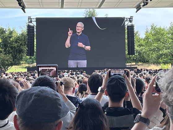 팀 쿡 애플 최고경영자(CEO)가 지난해 6월 애플 본사가 있는 미국 캘리포니아주 쿠퍼티노 애플 파크에서 열린 연례 세계 개발자 회의(WWDC)에서 "one more thing"(하나 더)라고 말하며 신제품을 공개하고 있다. 연합뉴스