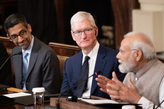 팀 쿡 애플 최고경영자(가운데)와 순다르 피차이 구글 최고경영자(왼쪽)가 지난해 6월 미국 워싱턴 DC 백악관에서 열린 회의에서 나렌드라 모디 인도 총리가 연설하는 것을 지켜보고 있다. AFP=연합뉴스