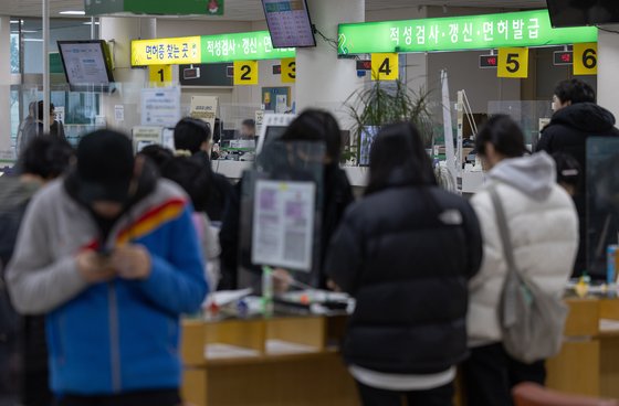 지난달 14일 서울 마포구 서부운전면허시험장이 운전면허증 갱신 등의 업무를 보기 위한 시민들로 북적이고 있다.   뉴스1