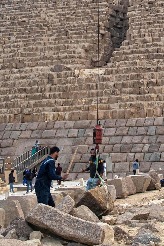 이집트 카이로 기자지구 멘카우레 피라미드에서 기중기를 통해 화강암을 운반하고 잇다. AFP=연합뉴스