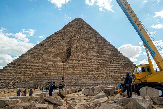 지난 1월 29일 카이로 기자 지역 멘카우레 피라미드에서 복원 작업을 하고 있다.AFP=연합뉴스