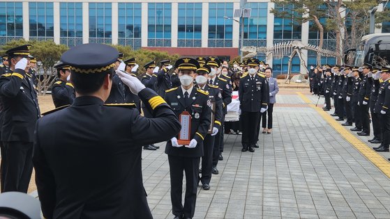 3일 오전 경북 안동시 경북도청 동락관에서 고(故) 김수광 소방장과 고 박수훈 소방교의 영결식이 치러졌다. 운구행렬이 영결식장으로 들어서고 있다. 김정석 기자