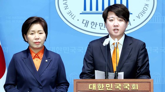  개혁신당 이준석 대표가 4일 국회 소통관에서 철도산업 개혁 관련 정책을 발표하고 있다. 왼쪽은 양향자 원내대표. 연합뉴스