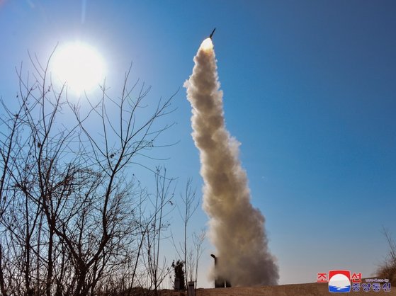 북한이 지난 2일 신형 반항공(지대공) 미사일 시험발사를 진행했다고 밝혔다. 조선중앙통신