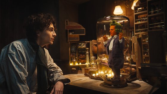 영화 '웡카'(1월 31일 개봉)에서 훗날 웡카의 초콜릿 공장일을 책임지는 난쟁이 움파룸파 족은 실제 키 1m80cm 장신의 영국 배우 휴 그랜트(오른쪽)가 컴퓨터 그래픽(CG) 도움을 얻어 연기했다. 사진 워너브러더스 코리아