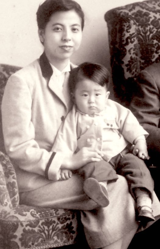 요코 여사가 아베 신조 전 총리를 안고 있는 모습. X(옛 트위터)