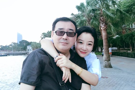 중국계 호주 작가 양헝쥔 박사(왼쪽)와 그의 아내. AP=연합뉴스
