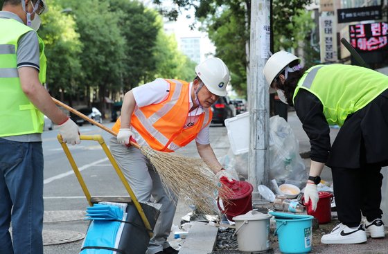 지난 2022년 7월 1일 서철모 대전 서구청장이 취임 후 첫 일정으로 환경관리원들과 함께 거리를 청소하고 있다. [사진 대전 서구]