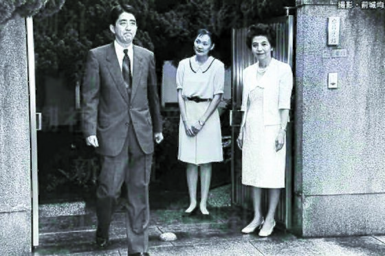 아베 신타로의 사망 이후 뒤를 이어 1993년 첫 당선한 아베 신조가 모친인 요코 여사(오른쪽), 부인 아키에 여사(가운데)의 배웅을 받으며 고향 야마구치현 자택 앞에서 출근하는 사진. 신쵸데일리