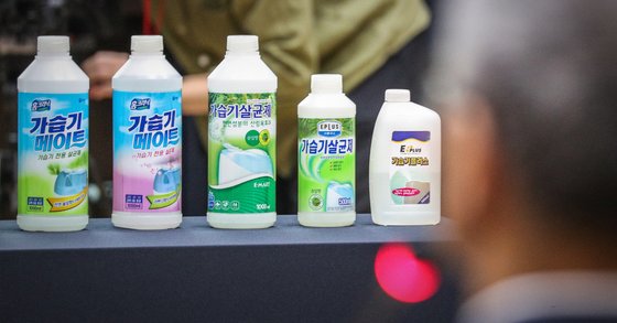 지난 2019년 8월 28일 오전 서울 중구 서울시청에서 열린 ‘가습기살균제참사 진상규명 청문회’에 문제가 된 가습기살균제 제품이 놓여 있다. 뉴스1