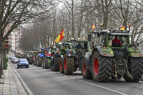 스페인 농민들이 6일 스페인 팔렌시아에서 트랙터 시위에 참가했다. EPA=연합뉴스