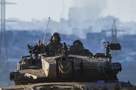지난 4일 팔레스타인 가자지구에서 전차에 탑승한 이스라엘군이 작전을 수행하고 있다. AP=연합뉴스