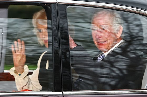 영국의 찰스 3세 국왕과 카밀라 왕비가 6일(현지시간) 런던의 클래런스 하우스를 떠나며 차 안에서 손을 흔들고 있다.AFP=연합뉴스