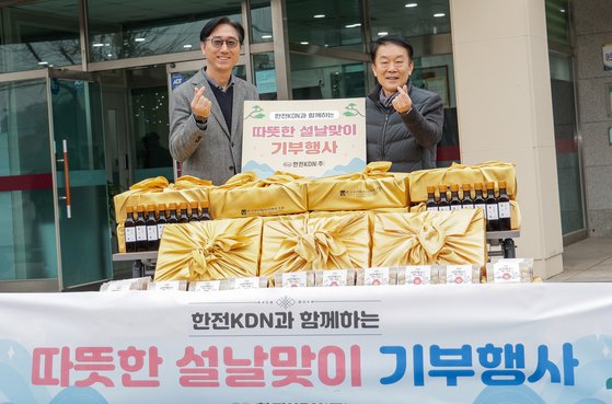  구매한 지역 농산물을 기부하고 있는 김장현 한전KDN 사장(사진 오른쪽)