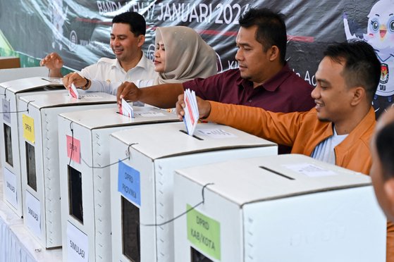 인도네시아 대선을 앞두고 최근 투표 관리원들이 투표 시범을 보이고 있다. AFP=연합뉴스 