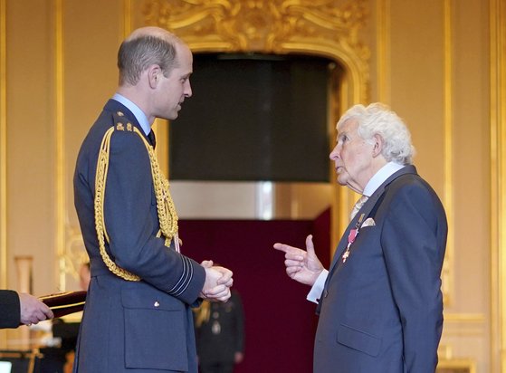 영국 대주교 협의회 환경 고문인 데이비드 슈리브(오른쪽)가 영국의 윌리엄 왕세자로부터 대영 제국 훈장(MBE)을 받았다. AP=연합뉴스