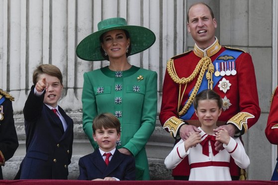 윌리엄 왕세자의 가족. 오른쪽부터 반시계 방향으로 윌리엄 왕세자, 케이트 미들턴 왕세자빈, 조지 왕자, 루이스 왕자, 샬럿 공주. AP=연합뉴스