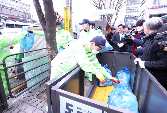 ‘태양광 자동접이식 생활폐기물 수거함’ 시연회에서 종량제 쓰레기 봉투를 수거하고 있는 환경공무관들. [사진 동작구]