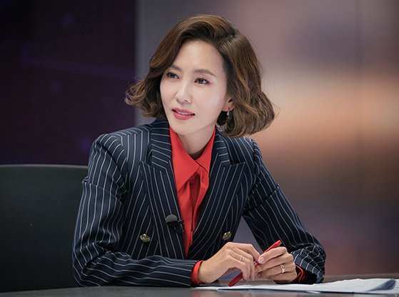 JTBC ‘미스티’에서 뉴스 앵커 역을 맡은 김남주. 사진 중앙포토